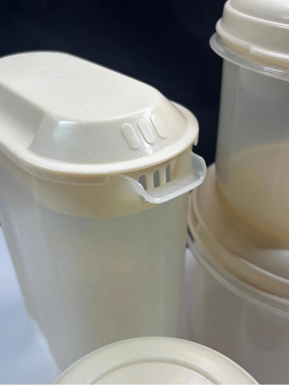 24 piece Vtg Rubbermaid storage containers almond lids
